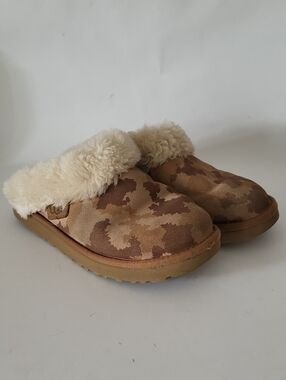 UGG Cluggette Jagged Camo Sheepskin Slipper Chestnut Brown Size 7